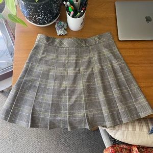 Sunday best ARITZIA, neutral plaid with lime green accent sz6